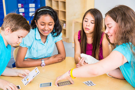 Des salles de classe aux compétitions : le bridge junior se développe à l’échelle mondiale