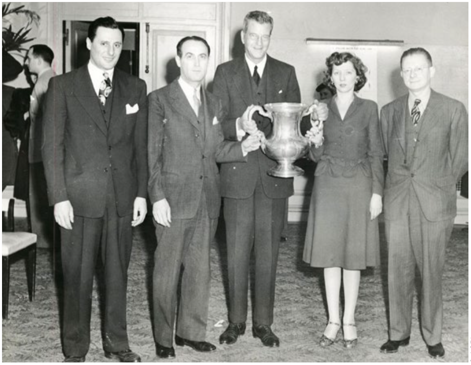 Vanderbilt shows his trophy to Silodor, Goren, Helen Sobel-Smith and Becker